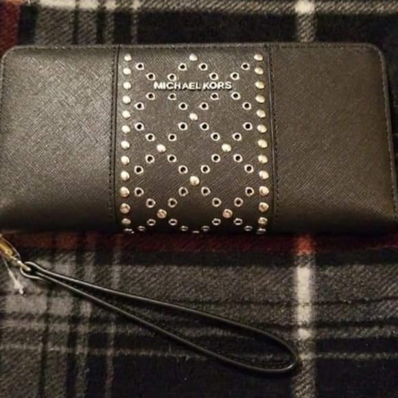 Michael Kors MK Zip Around Wallet - Wristlet - Picture 2 of 4